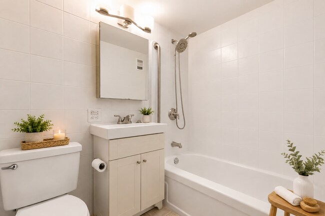 Building Photo - Pet-Friendly 2BR/1BA Townhouse in Makiki with Rooftop Pool & Lanai