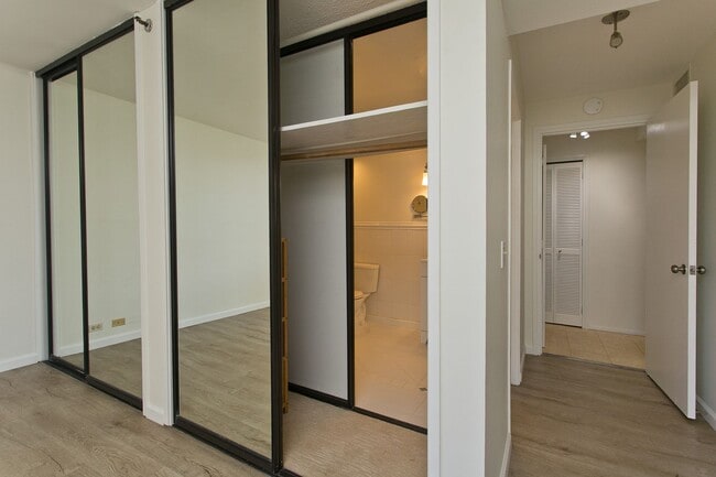 Building Photo - Available NOW ! 2/2/2 in town! Beautiful a...