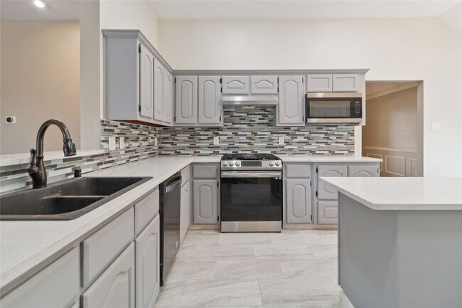 Building Photo - 2502 Chapel Hill Dr