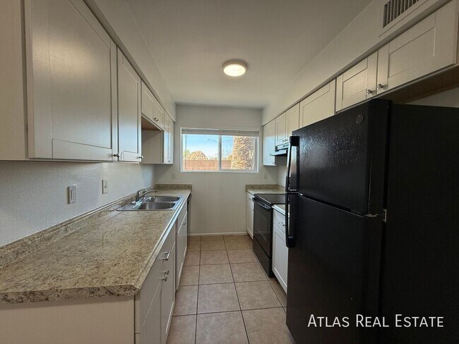 Building Photo - 1045 E University Dr