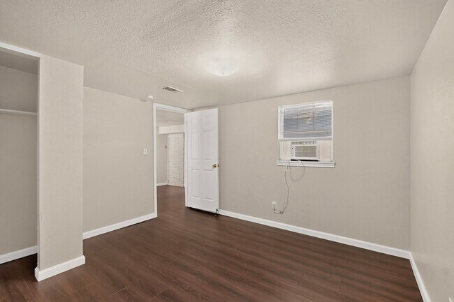 Building Photo - 937 Cleardale Dr