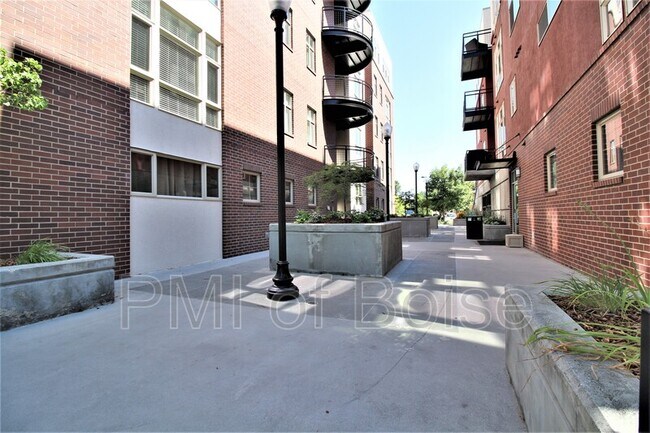 Building Photo - 406 S 13th St