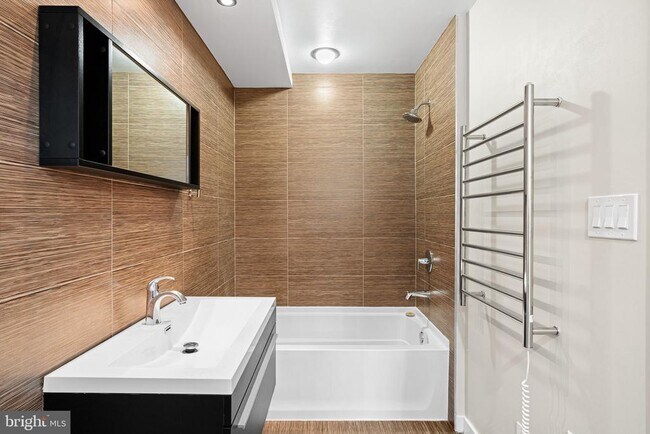 Building Photo - 444 Poplar St