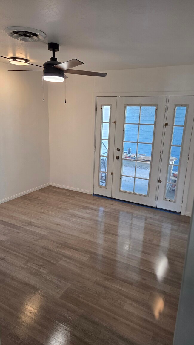 Building Photo - 310 W 10th St