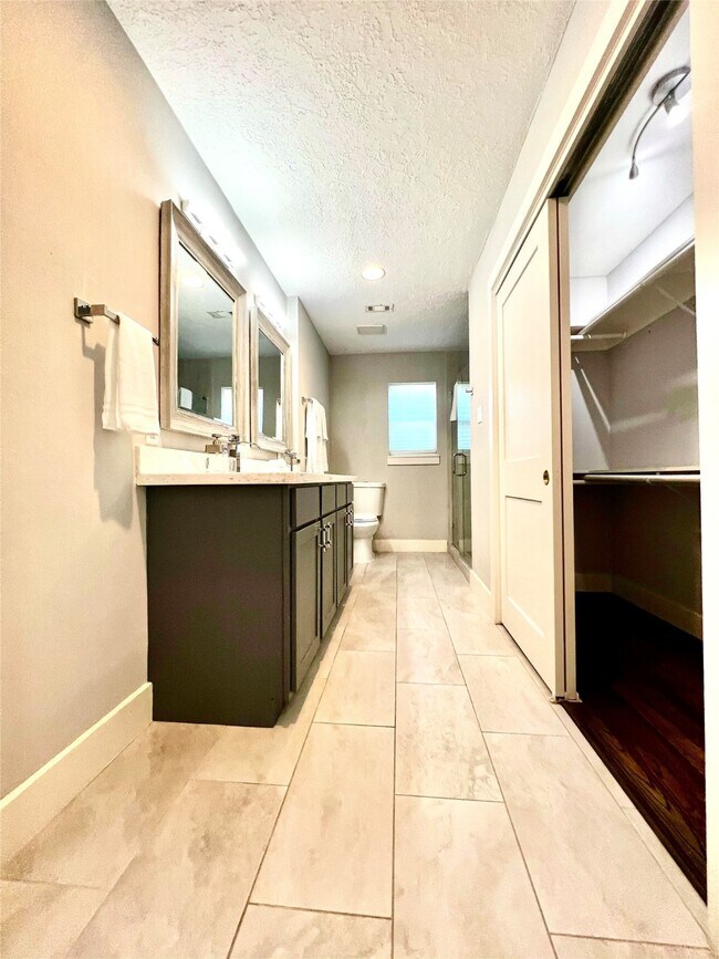 Building Photo - 5719 Viking Dr