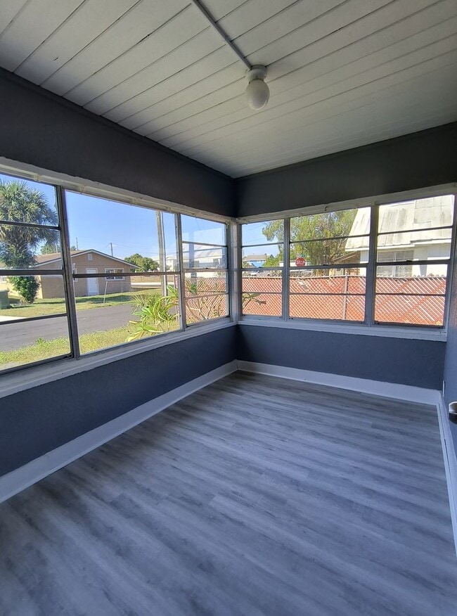 Building Photo - $1000 OFF SECOND MONTH --- 2-Bedroom WITH SUNROOM Home for Rent in Downtown Winter Haven!!