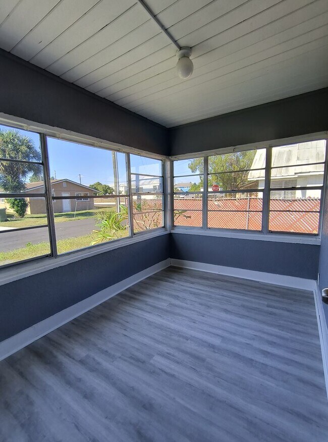 Building Photo - 2-Bedroom WITH SUNROOM Home for Rent in Downtown Winter Haven