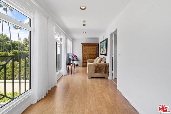 Building Photo - 910 N Crescent Dr