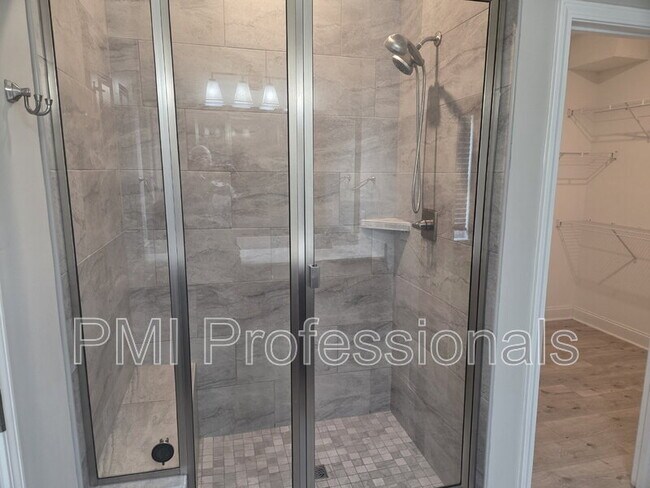 Building Photo - 1022 Stoneleigh Ln