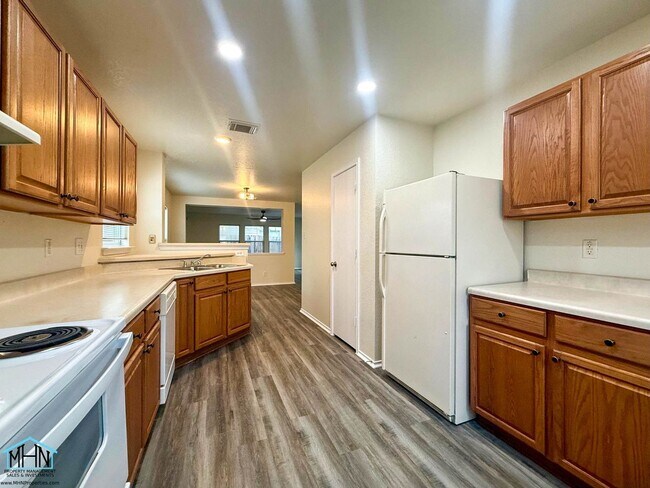 Building Photo - Beautifully Updated 2-Story 3-Bedroom, 2.5-Bathroom Gem Nestled in the Heart of San Antonio!