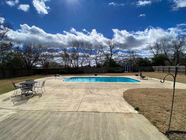 Building Photo - Upscale rental with a pool!