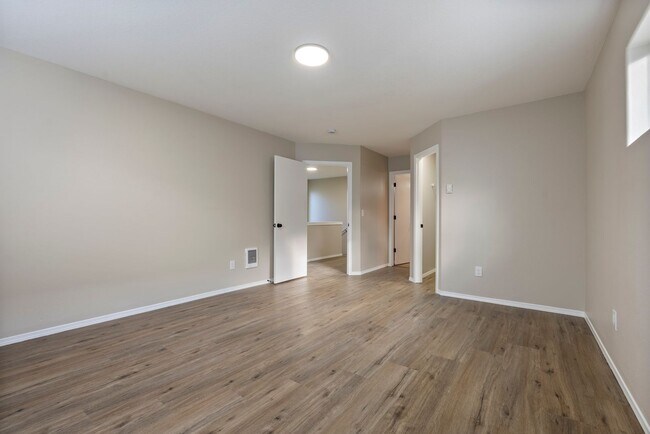 Building Photo - 4 bedroom/2.5 bathroom available in SE Portland