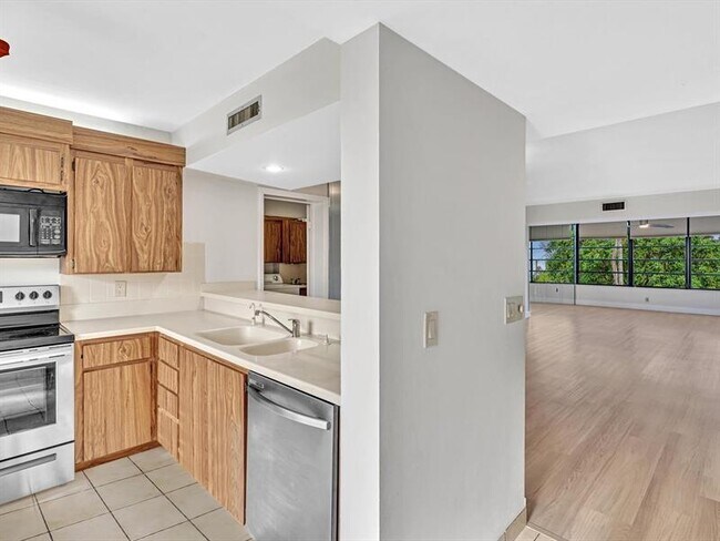 Building Photo - 1711 Whitehall Dr
