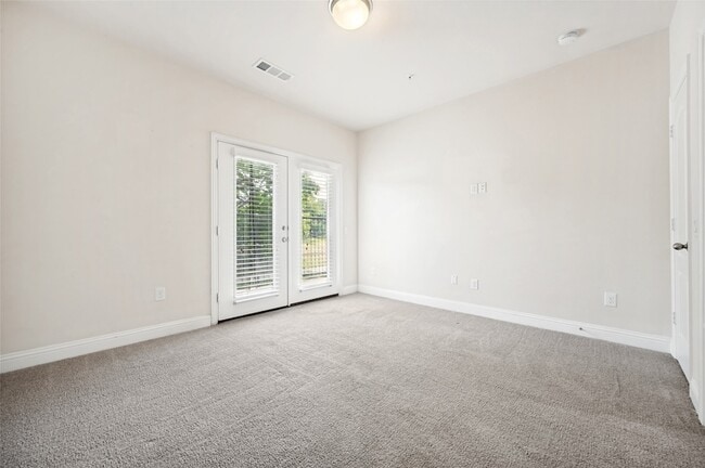 Building Photo - 572 Waterloo Dr