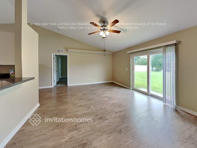 Building Photo - 5816 33rd Dr E