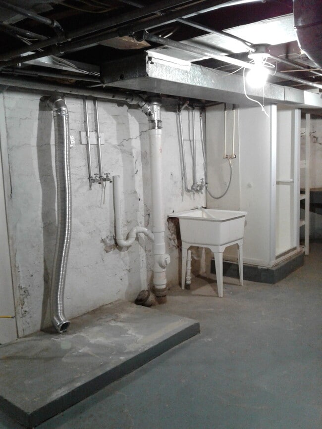 Building Photo - 3 bedroom house in Moline