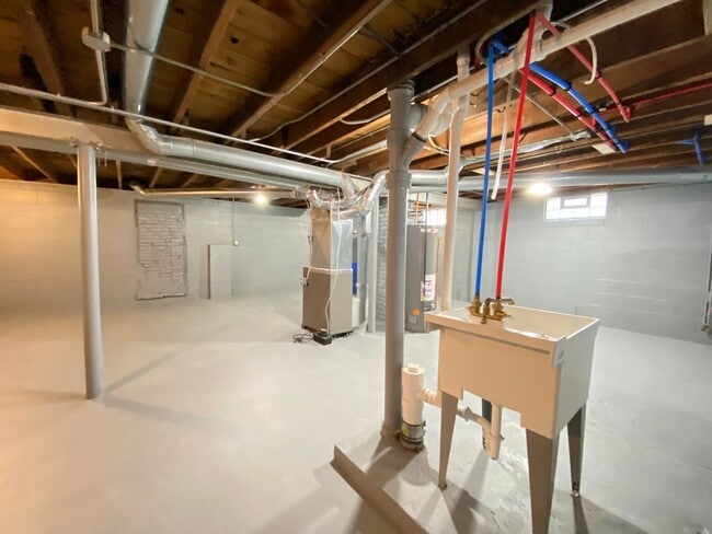 Building Photo - 2 Bedroom Home In Gary