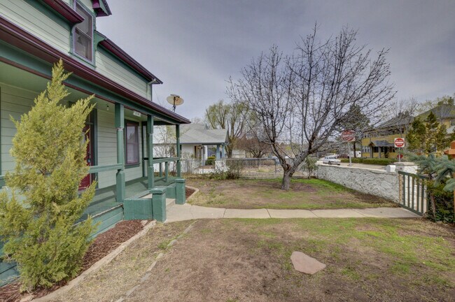 Building Photo - 114 N Willow St