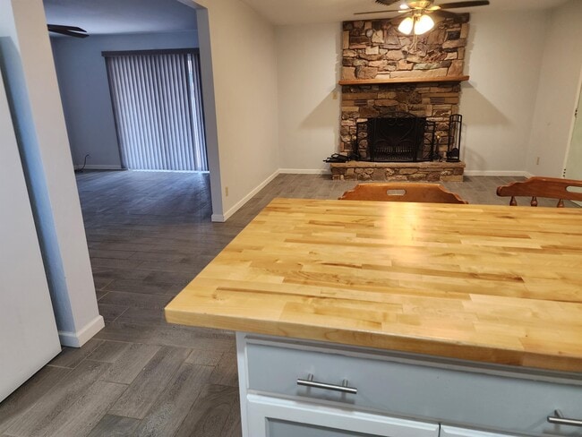 Building Photo - 613 Mimosa Dr