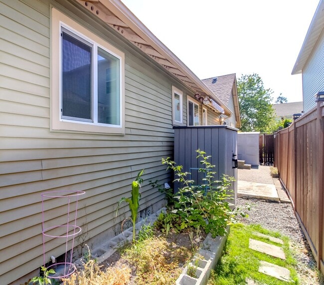 Building Photo - Fantastic DuPont Rambler with AC and Sprinkler System