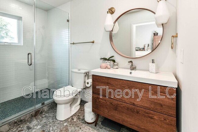 Building Photo - 509 E Luray Ave