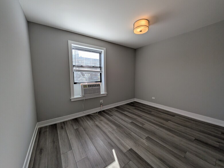 Building Photo - 3935 N Janssen Ave