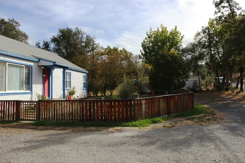 Building Photo - 1010 S Cloverdale Blvd