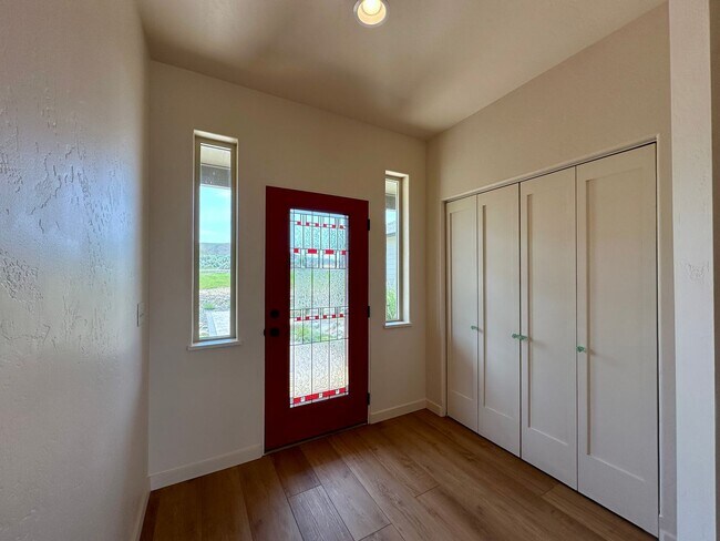 Building Photo - House On the Hill with Beautiful Views!