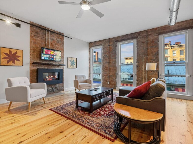 Primary Photo - 111 Elder St