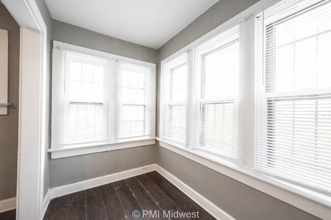 Building Photo - Charming 1 Bed Duplex with Full Bath in In...