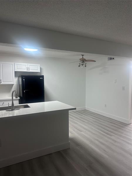 Building Photo - 450 Palm Cir W