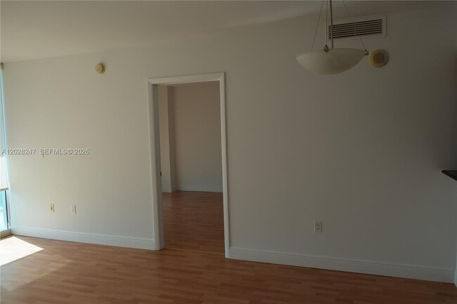 Building Photo - 1800 N Bayshore Dr