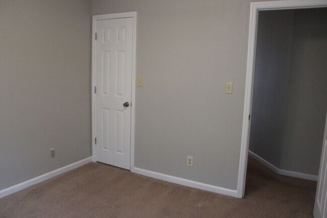 Building Photo - 325-8 Waterdown Drive