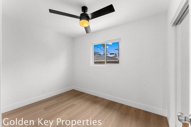 Building Photo - Welcome to your beautifully remodeled apartment in South Oceanside just a few blocks from the beach!