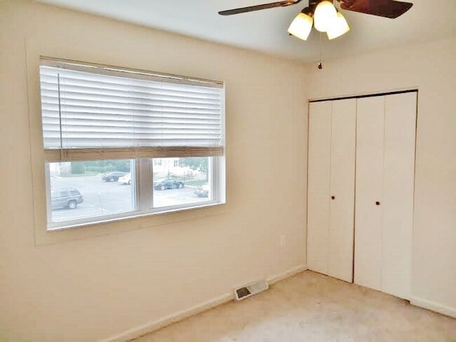 Building Photo - 2 Bed / 1 Bath Townhome