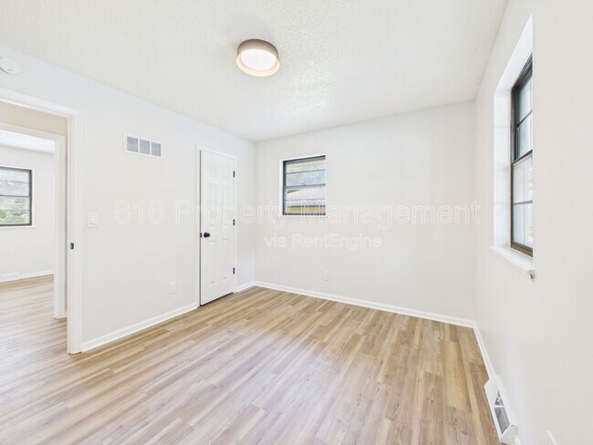 Building Photo - 8622 E 108th Terrace
