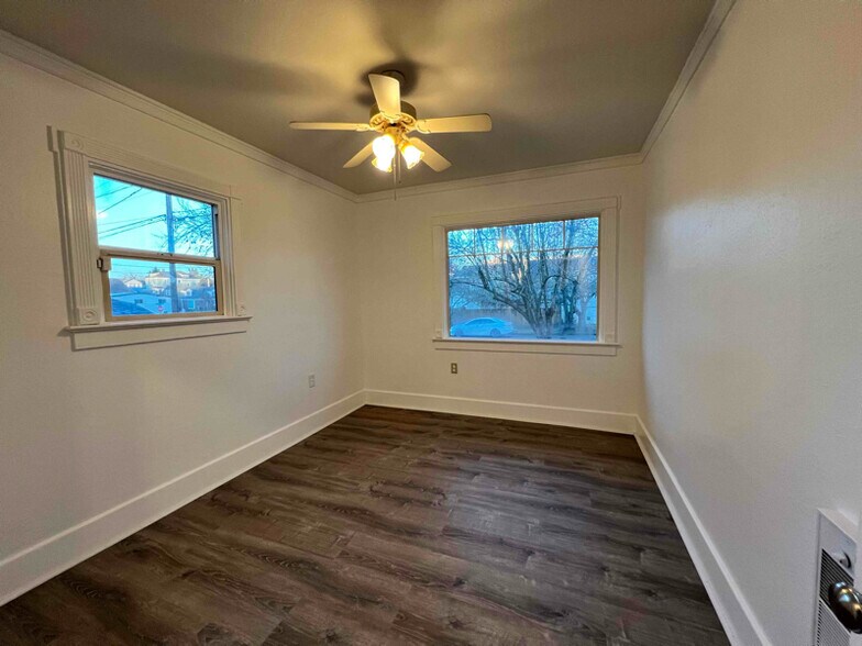 Building Photo - 400 W 17th St