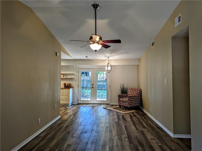 Building Photo - 812 Hill Wood Dr