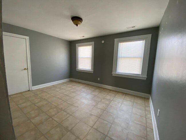 Building Photo - 413 Colonial Ave