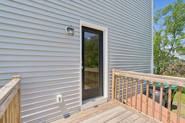 Building Photo - 3 Thomas Dr