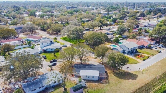 Building Photo - Beautifully updated 3/2/1 1389 Sq. Ft. wit...