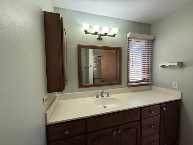 Building Photo - 1871 Fox Run Dr