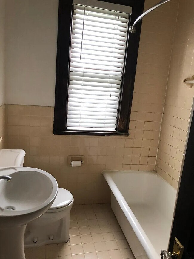 Building Photo - 8823 Powell Ave