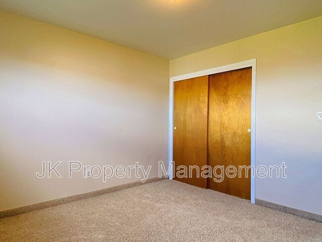 Building Photo - 2100 4th St NE