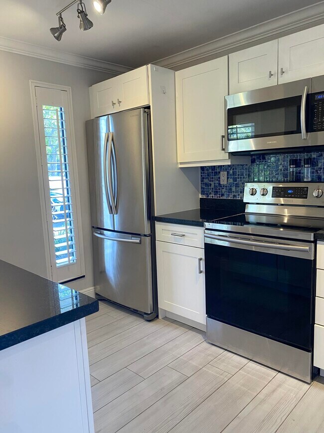 Building Photo - 15 Royal Palm Way