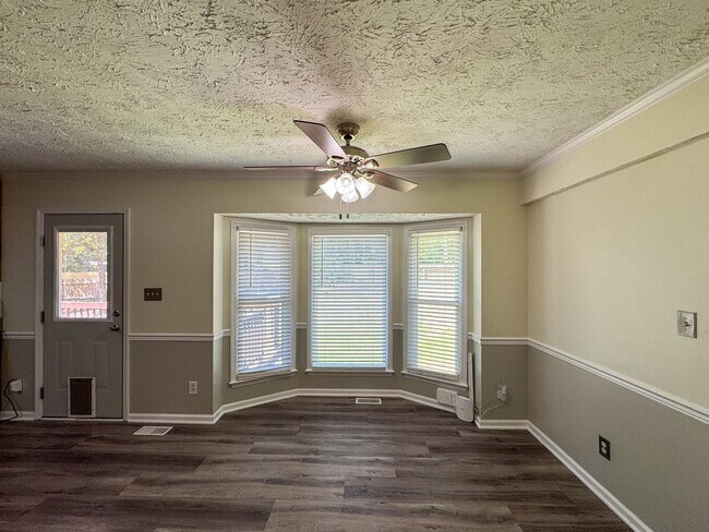 Building Photo - Lovely 3 Bed 2 Bath Home with Bonus Room