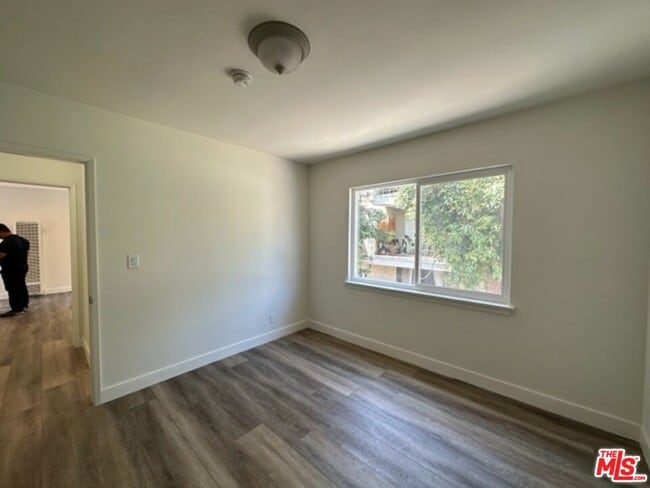 Building Photo - 517 S Kenmore Ave