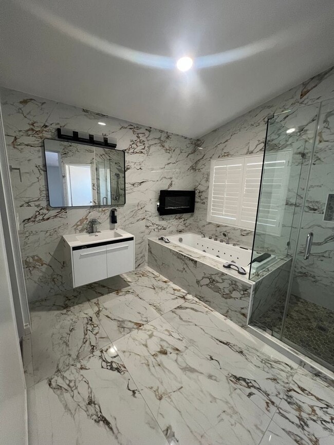 Building Photo - ***Open showing Tues 3/17/2026 !pm-2pm $500 off your first month rent! Beautiful 4bed with large ...