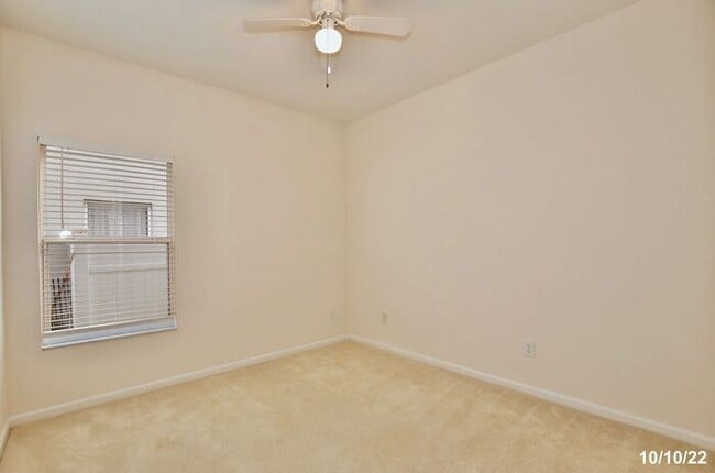 Building Photo - Amazing 3/2 Spacious Home with a Bonus Roo...