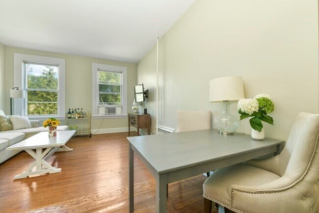 Building Photo - 1060 Beacon St